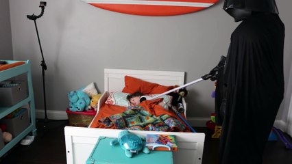 Déguisé en Dark Vador, il tente d'effrayer son fils en le réveillant mais sa réaction est imprédictible