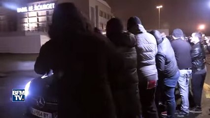 APRÈS LA DÉBÂCLE DU PSG À BARCELONE, THIAGO MOTTA HEURTE UN SUPPORTER EN QUITTANT L'AÉROPORT DU BOURGET