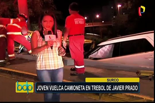 Surco: joven vuelca camioneta en Trebol de Javier Prado