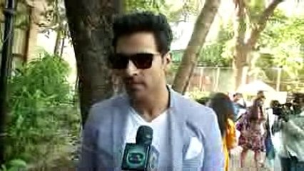 Vivek Dahiya Receives Divyanka Tripathi's Award