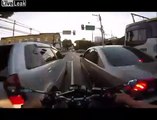 Ce motard survit à un accident incroyable
