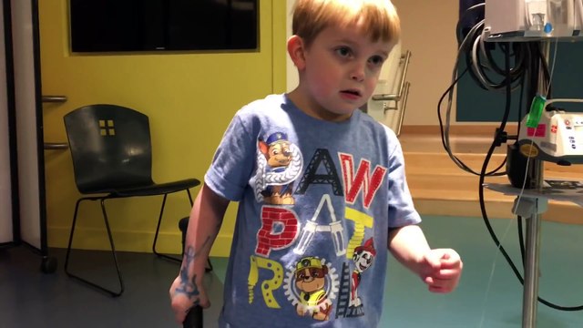 Un jeune garçon de 5 ans qui apprend qu'il recevra un nouveau coeur
