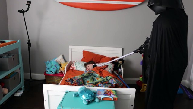 Essayer de faire peur à son fils déguisé en Dark Vador : raté papa! Même pas peur