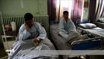 ضحايا الهجوم على أكبر مستشفى عسكري في كابول يتلقون العلاج