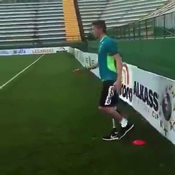 Un joueur de Chapecoense amputé de la jambe à la suite du crash, refait ses premiers pas