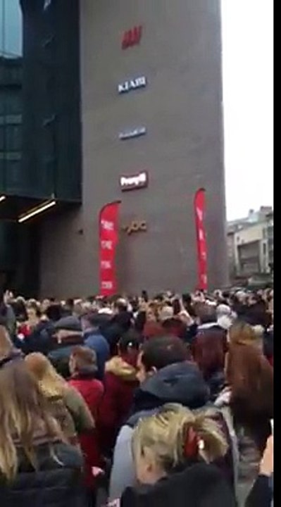 Vidéo impressionnante de la foule qui rentre dans Rive Gauche à Charleroi à l'ouverture des portes