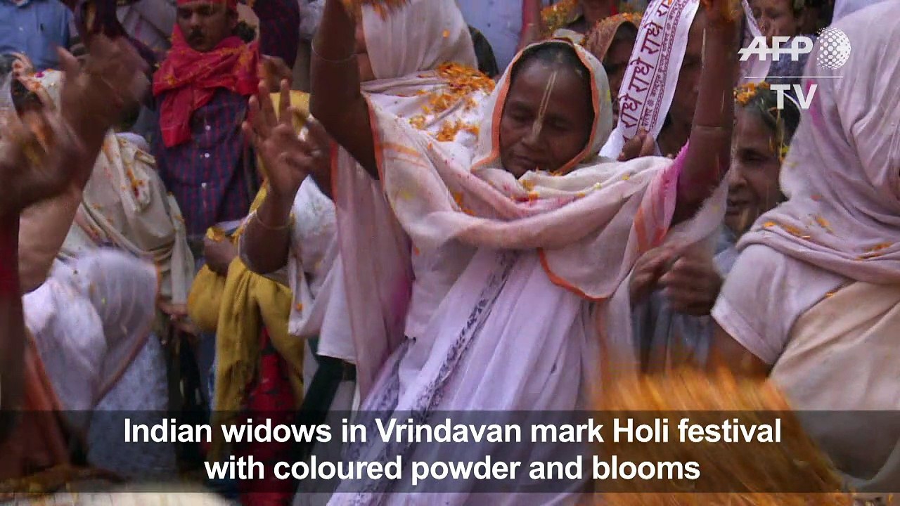 Indian widows mark Holi with burst of colour