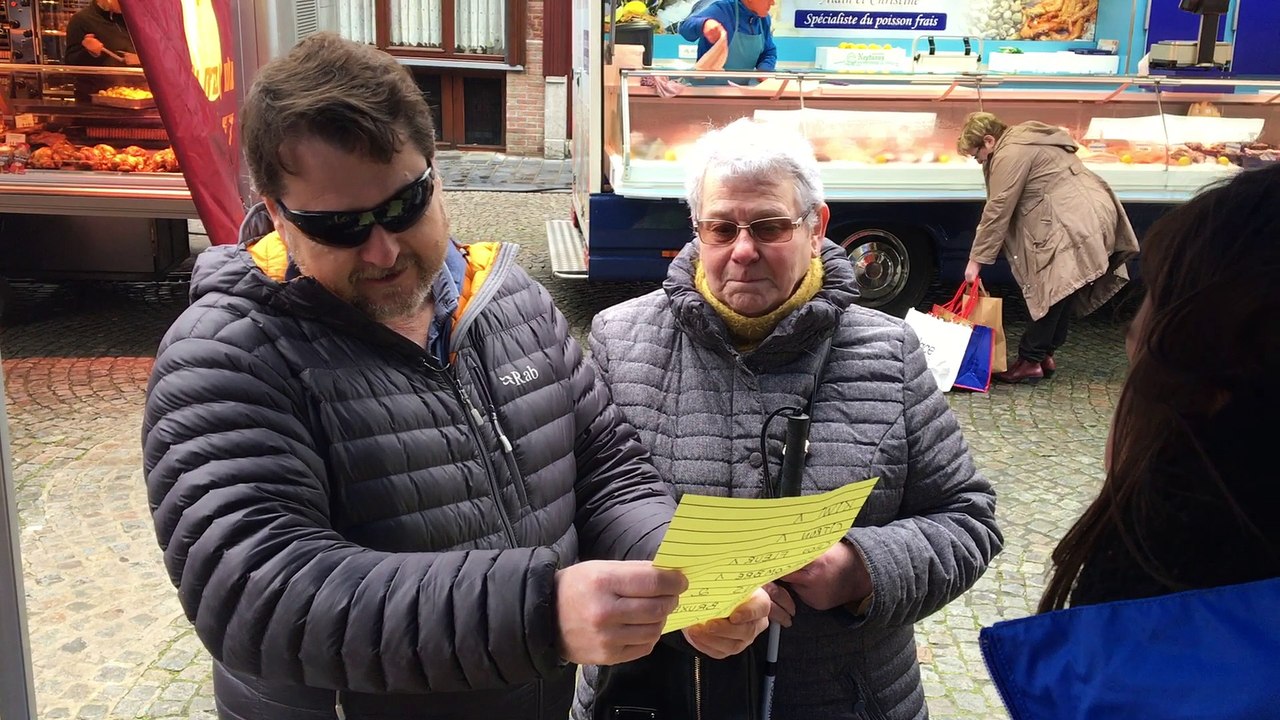 Campagne de sensibilisation de la Ligue Braille sur le marché d'Ath