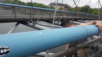 Ce débile escalade un pont et tombe par accident...Fail