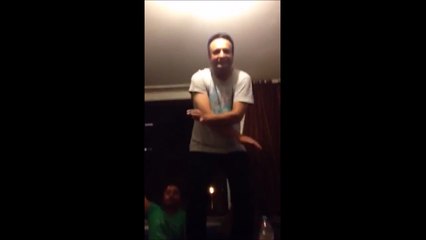 Le gars se défenestre en faisant le con sur une table.. FAIL du jour