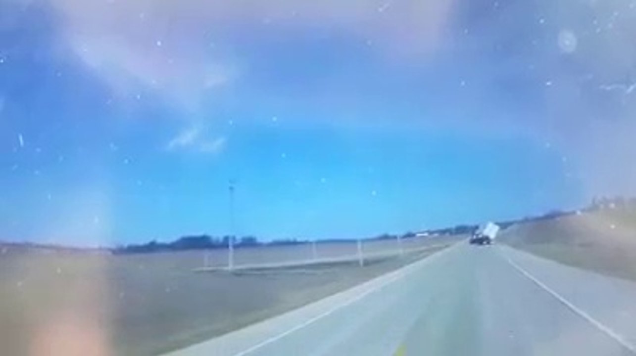 Un camion semi-remorque couché sur la route par le vent !