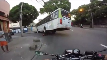 Un motard renversé par un bus s'en sort miraculeusement (Brésil)