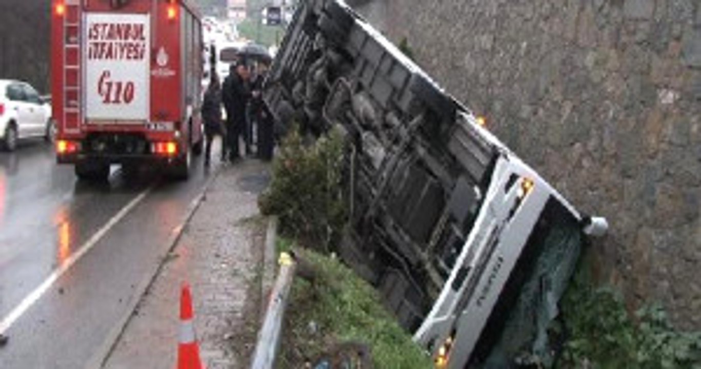 Ümraniye'de Çevik Kuvvet Otobüsü Devrildi: 5 Ya...