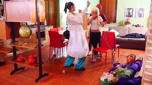 Человек-Паук Теряет Свой Костюм! ж/ замороженные Эльза и Анна, розовый Человек-паук, Супермен, Джокер и поп