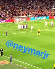 Da arquibancada: Neymar marca golaço de falta contra PSG