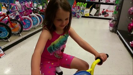 Spongebob vs Hello Kitty Bike Race at Toys R Us with Drifting-OT