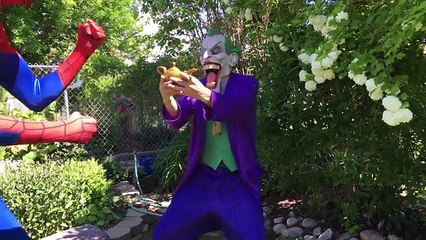 Spiderman Pierde Su Disfraz Frozen Elsa Helado Divertida Película de Superhéroes En la Vida Real En 4K