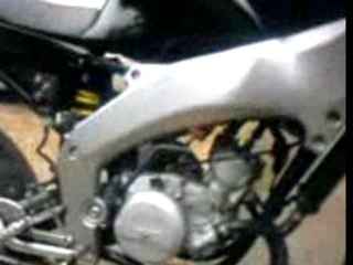 Aprilia RS R1 ( au ralenti )