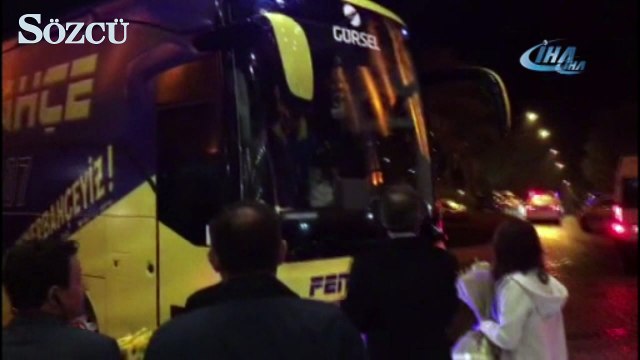 Alanya'da Fenerbahçeli futbolcular, taraftarla tartıştı