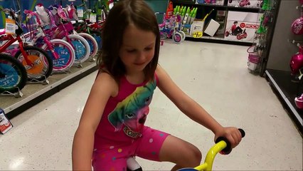 Spongebob vs Hello Kitty Bike Race at Toys R Us with Drifting-OTKNBGHm1