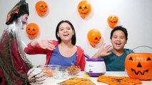 DIY Halloween Recipes - Halloween Cookies & Oreo cookies challenge! Halloween snacks for kids-9Jq6