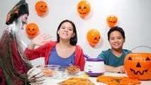 DIY Halloween Recipes - Halloween Cookies & Oreo cookies challenge! Halloween snacks for kids-9Jq6KX