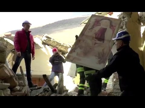 Sasso di Ussita (MC) - Terremoto, recupero opere in chiesa Santa Lucia (24.02.17)