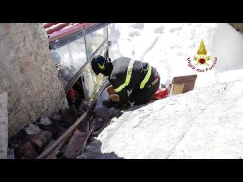 Castelluccio di Norcia (PG) - Terremoto, recupero beni personali -2- (24.02.17)