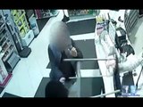 Roma - Rapina in farmacia, cliente e titolare affrontano bandito e lo mettono in fuga (15.02.17)