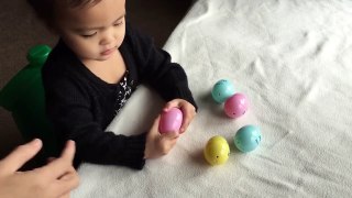 Learns ABC Phonics Alphabets opening plastic surprise eggs and ABC song-JIe2
