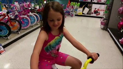 Spongebob vs Hello Kitty Bike Race at Toys R Us with Drifting-OTKNBGHm