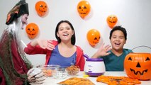 DIY Halloween Recipes - Halloween Cookies & Oreo cookies challenge! Halloween snacks for kids-9J