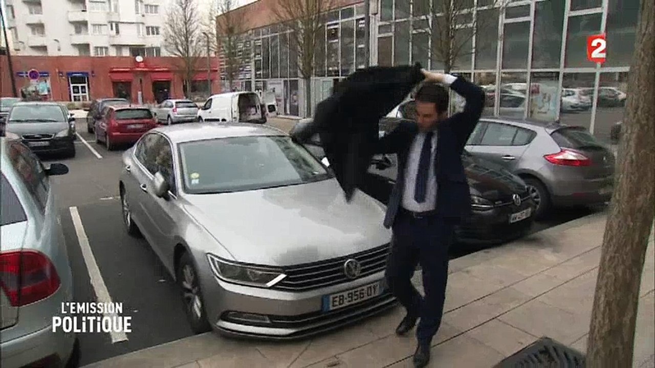 VIDÉO - Benoit Hamon est confondu avec Manuel Valls lors d'un reportage pour L'Emission politique