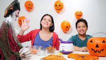 DIY Halloween Recipes - Halloween Cookies & Oreo cookies challenge! Halloween snacks for kids-9Jq6KXg