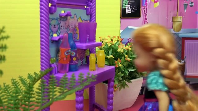 Pizza! ELSA toddler gets burned ! ELSA and ANNA toddlers at Pizzeria - Watching pizza being made-NKMeR1wp