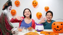 DIY Halloween Recipes - Halloween Cookies & Oreo cookies challenge! Halloween snacks for kids-9J