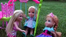 Cupcakes, Gummy bears ! Afraid of ANTS & Dogs !  ELSA ANNA Toddlers playing-qz