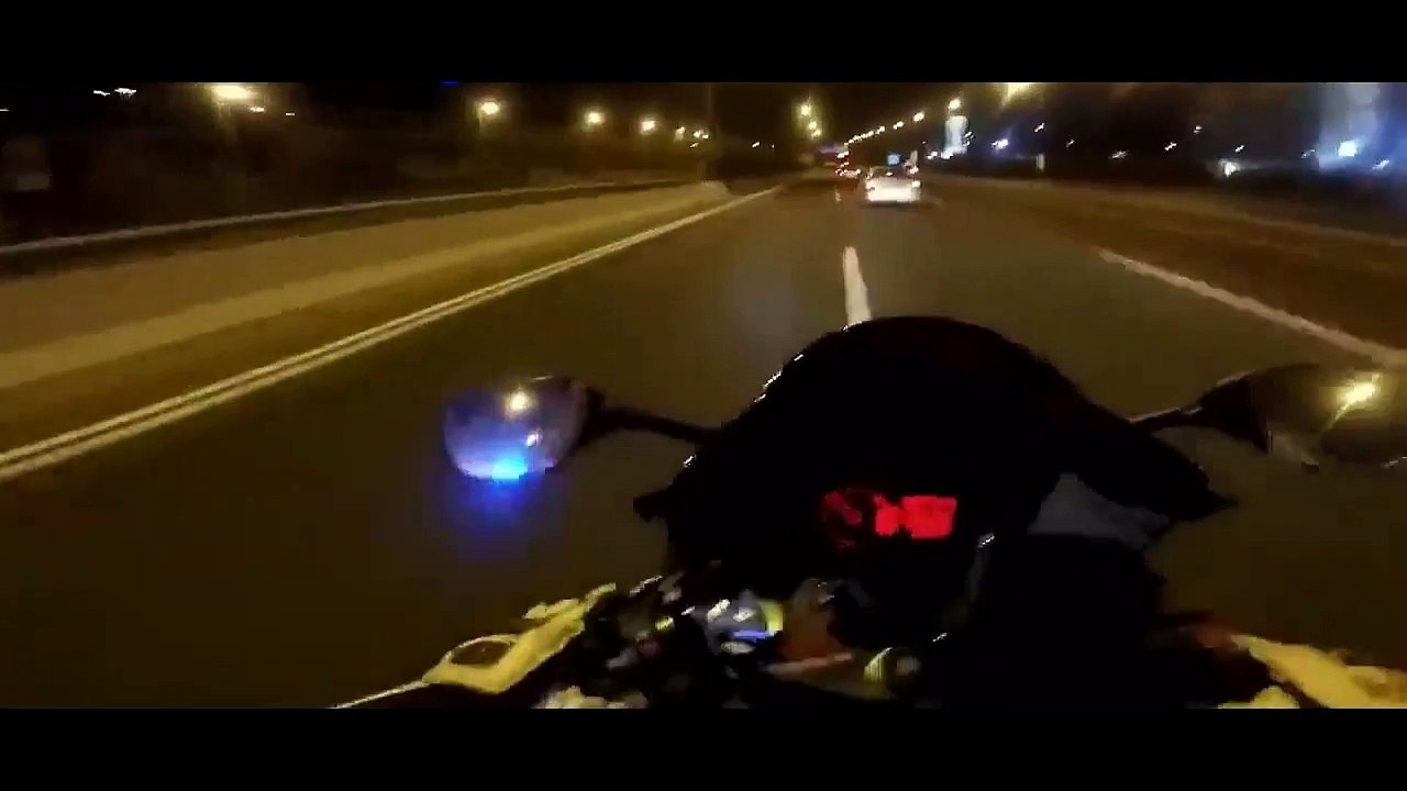 Ce motard fait mine de s'arrêter devant la police puis accélère subitement