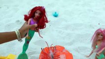 A LOBSTER is Hurt! Will it be better Barbie & Ariel & Raquelle help - Beach Sand Ocean Play & Fun-FFNx