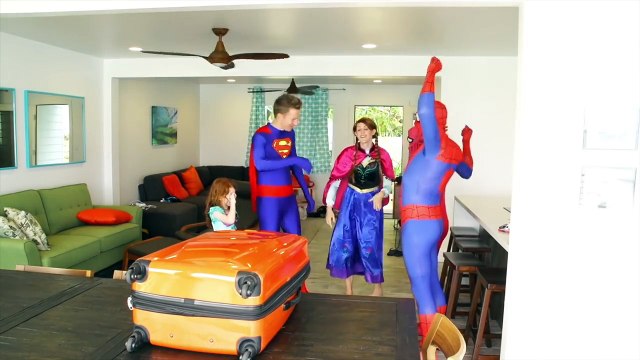 И Анна Эльза замороженные джокер на Это человек-паук шаги сверхчеловек против вес вес вес в SuperH