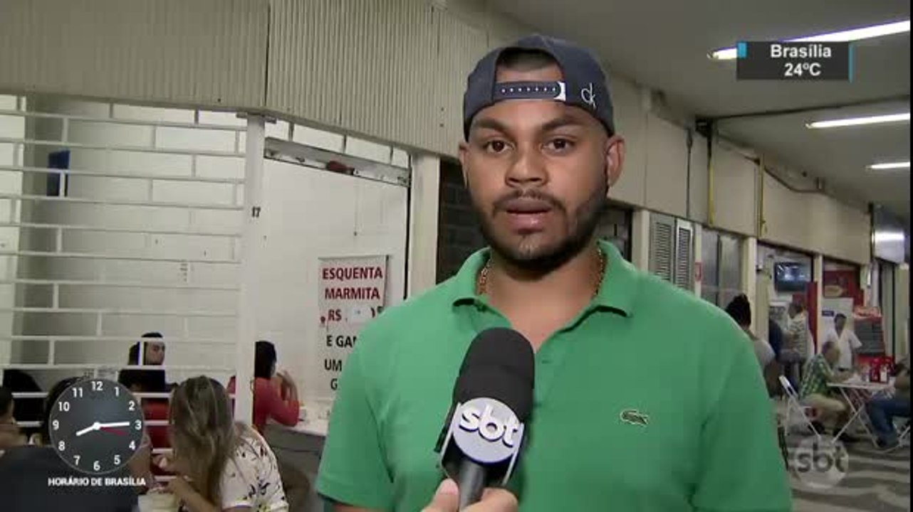 Jovem ganha a vida oferecendo espaço para esquentar marmitas