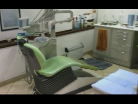 Acireale (CT) - Falso dentista, i Nas sequestrano studio nel centro storico (14.02.17)