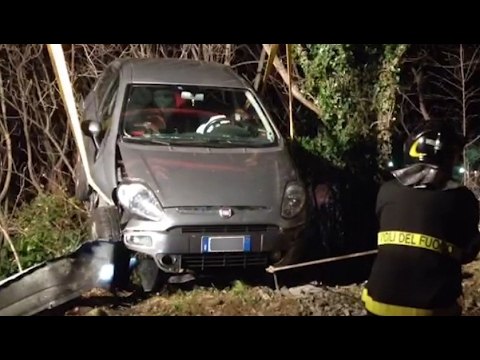 Bogliasco (GE) - Perde il controllo dell'auto e finisce fuori strada (13.02.17)