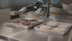 Flippy, el robot que cocina hamburguesas con inteligencia artificial