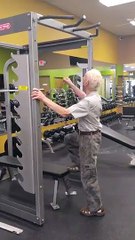 شاهد- رجل في التسعين يمارس تمرين العقلة