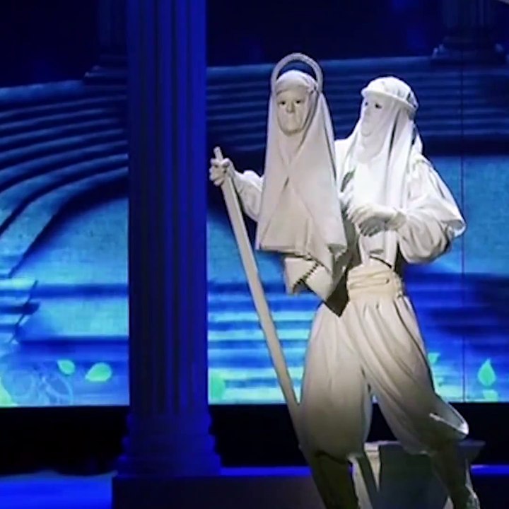 creative performance double-headed sculpture