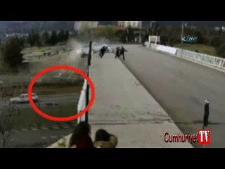 Üst geçitten yere çakıldı: Feci kaza kamerada