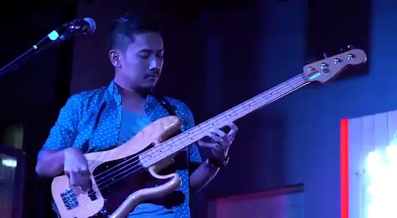 bass solo. Martial finger