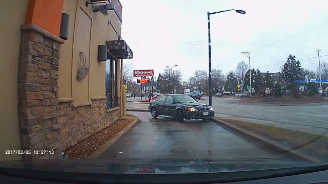 Se perdre en voiture dans la voie du drive-in... LOSER !!