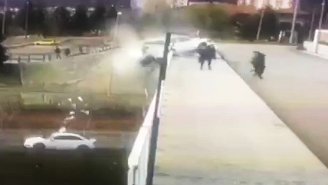 Il fait des drifts sur un pont et provoque un accident impressionnant !